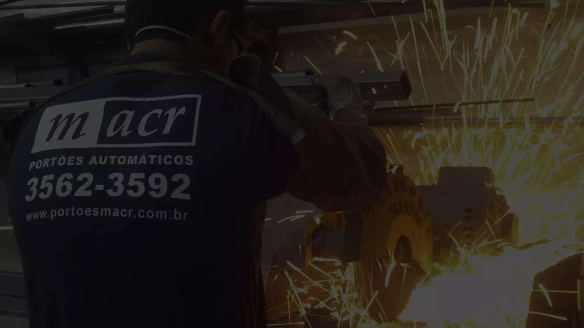 Técnico da MACR em processo de fabricação